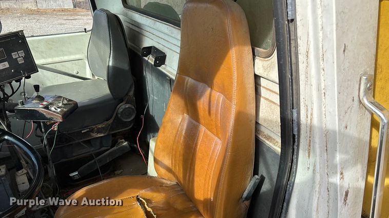 image for item FG0071 1989 Ford L8000 feed mixer truck