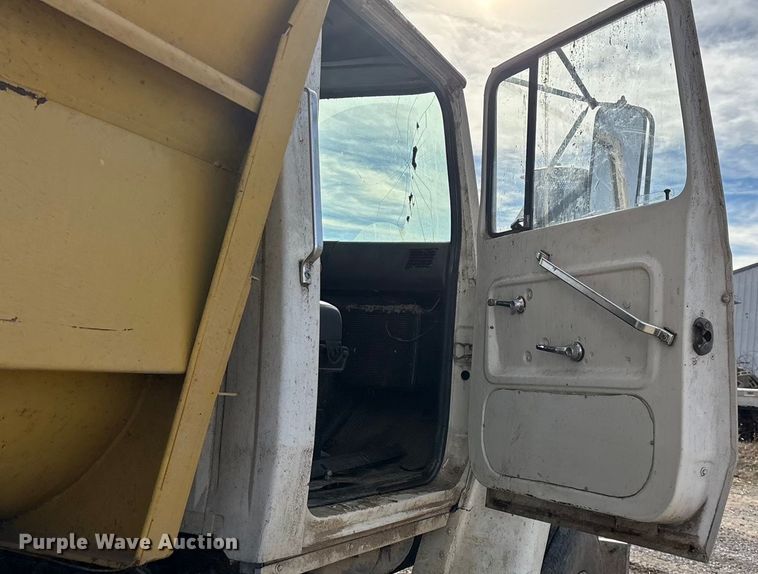 image for item FG0071 1989 Ford L8000 feed mixer truck