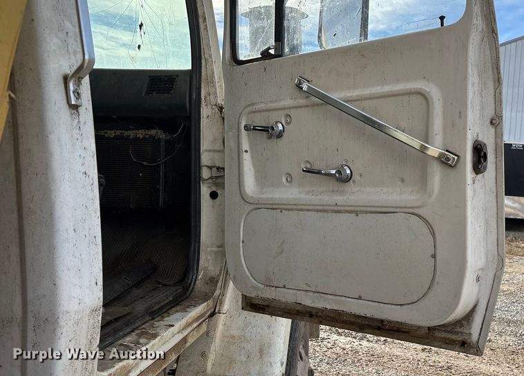 image for item FG0071 1989 Ford L8000 feed mixer truck