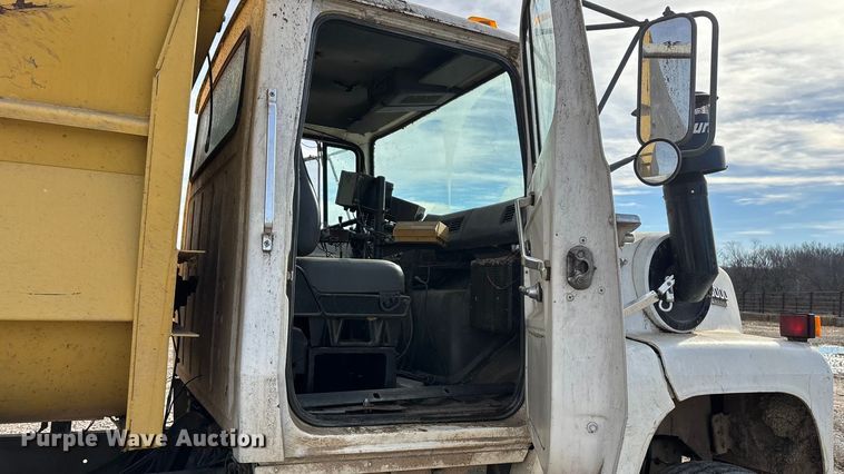 image for item FG0071 1989 Ford L8000 feed mixer truck