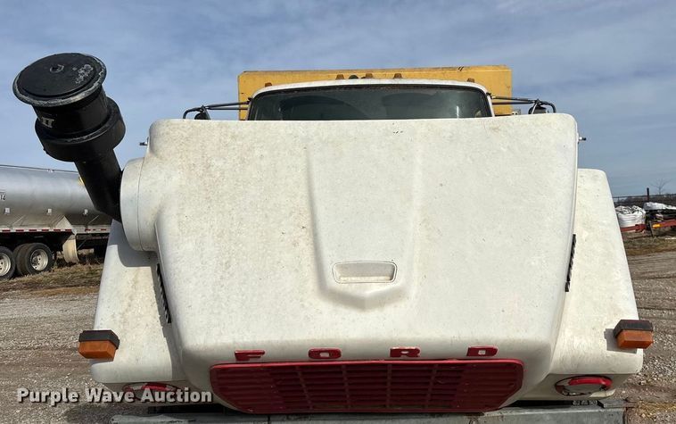 image for item FG0071 1989 Ford L8000 feed mixer truck