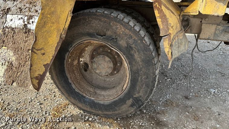 image for item FG0071 1989 Ford L8000 feed mixer truck