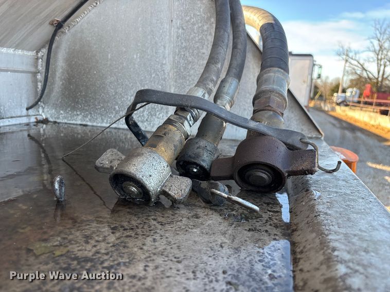 image for item FG0072 1996 CEI Pacer AT35L feed delivery trailer