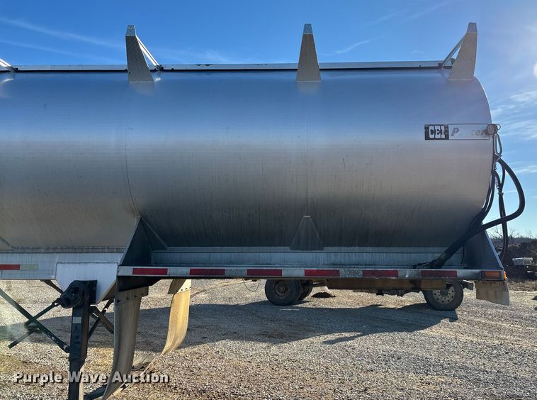 image for item FG0072 1996 CEI Pacer AT35L feed delivery trailer