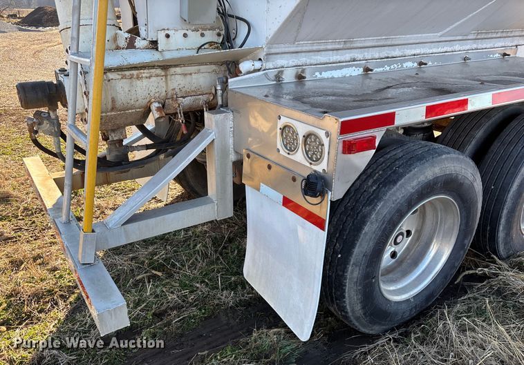 image for item FG0072 1996 CEI Pacer AT35L feed delivery trailer