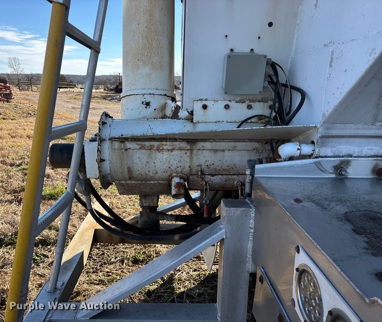 image for item FG0072 1996 CEI Pacer AT35L feed delivery trailer