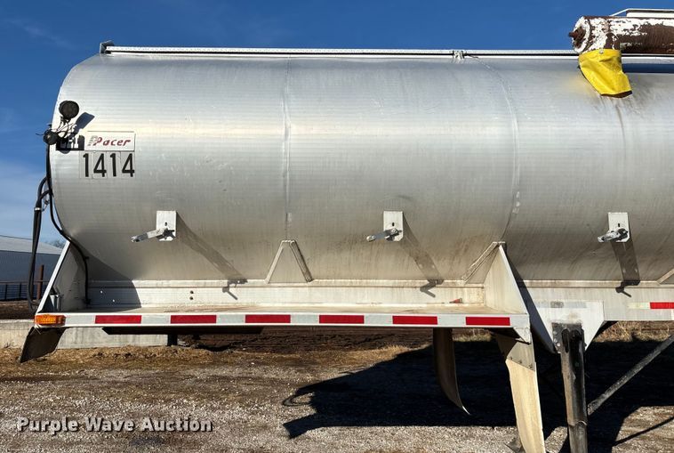 image for item FG0072 1996 CEI Pacer AT35L feed delivery trailer