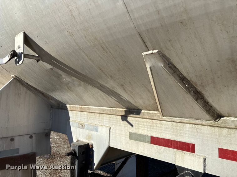 image for item FG0072 1996 CEI Pacer AT35L feed delivery trailer