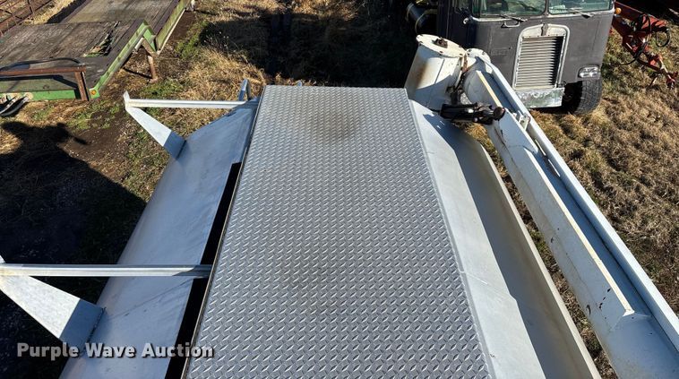 image for item FG0072 1996 CEI Pacer AT35L feed delivery trailer