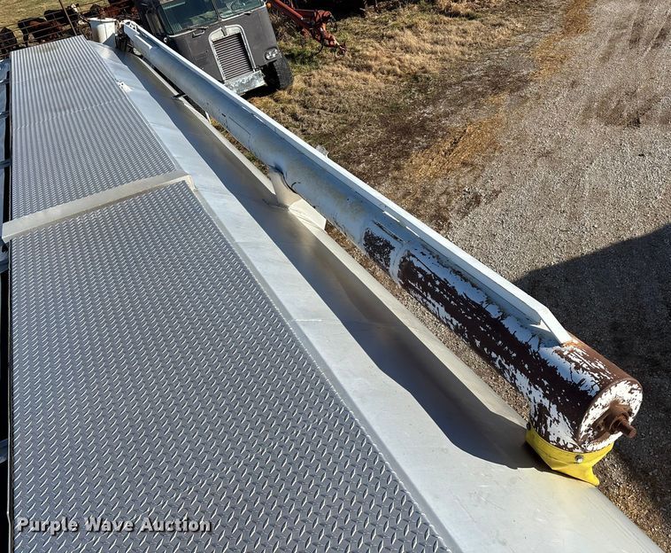 image for item FG0072 1996 CEI Pacer AT35L feed delivery trailer