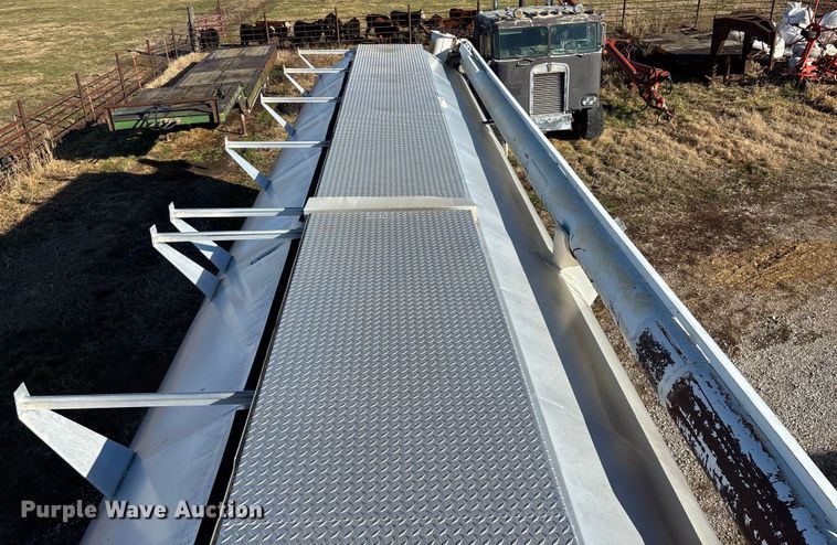 image for item FG0072 1996 CEI Pacer AT35L feed delivery trailer