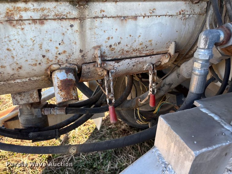 image for item FG0072 1996 CEI Pacer AT35L feed delivery trailer