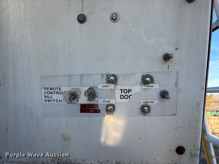 image for item FG0072 1996 CEI Pacer AT35L feed delivery trailer