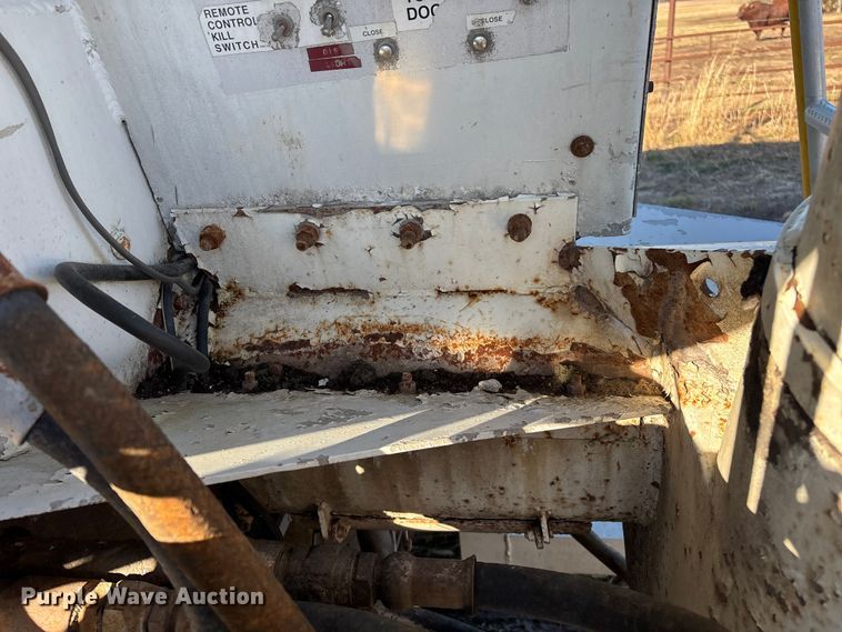 image for item FG0072 1996 CEI Pacer AT35L feed delivery trailer