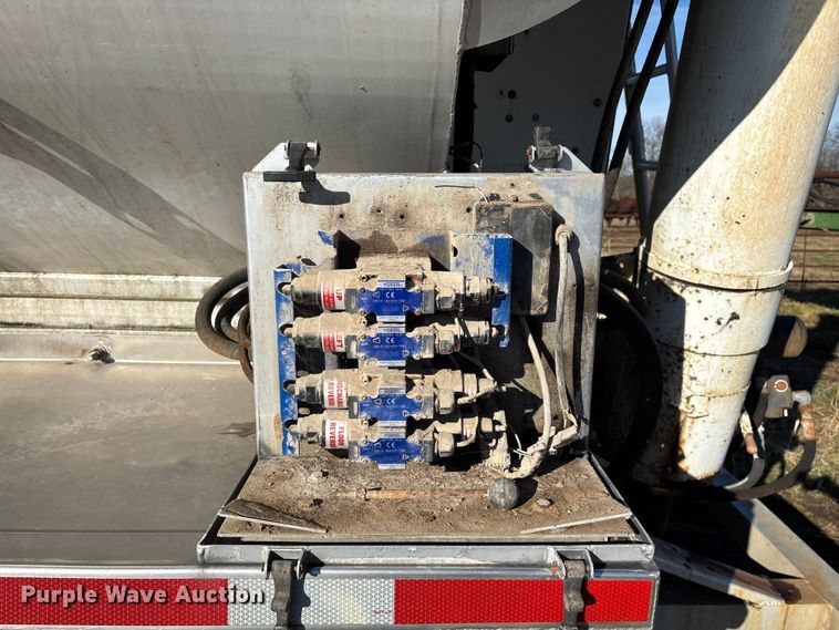 image for item FG0072 1996 CEI Pacer AT35L feed delivery trailer