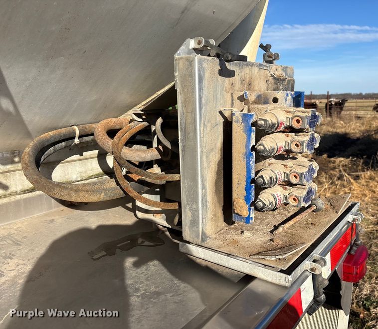 image for item FG0072 1996 CEI Pacer AT35L feed delivery trailer