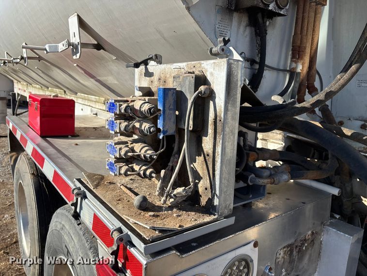 image for item FG0072 1996 CEI Pacer AT35L feed delivery trailer