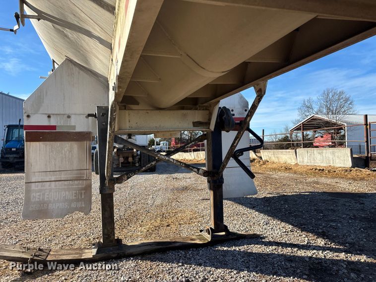 image for item FG0072 1996 CEI Pacer AT35L feed delivery trailer