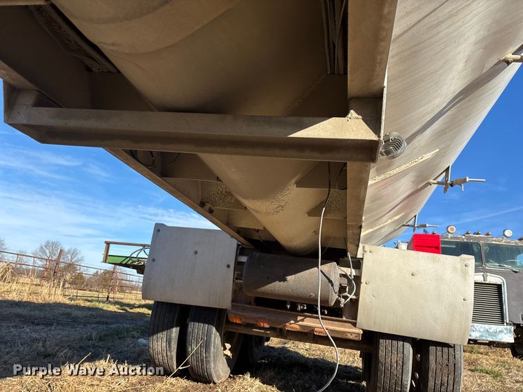 image for item FG0072 1996 CEI Pacer AT35L feed delivery trailer