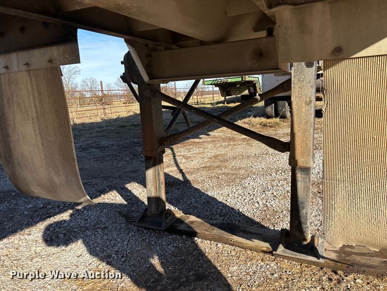 image for item FG0072 1996 CEI Pacer AT35L feed delivery trailer