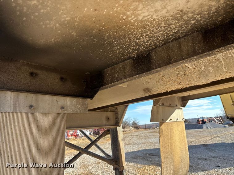 image for item FG0072 1996 CEI Pacer AT35L feed delivery trailer