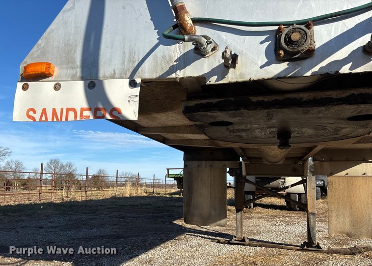 image for item FG0072 1996 CEI Pacer AT35L feed delivery trailer