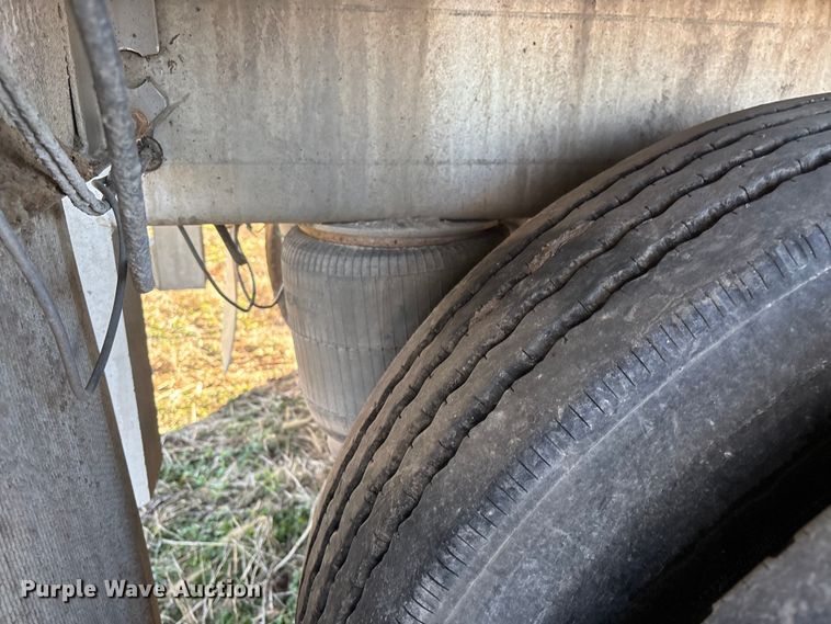 image for item FG0072 1996 CEI Pacer AT35L feed delivery trailer