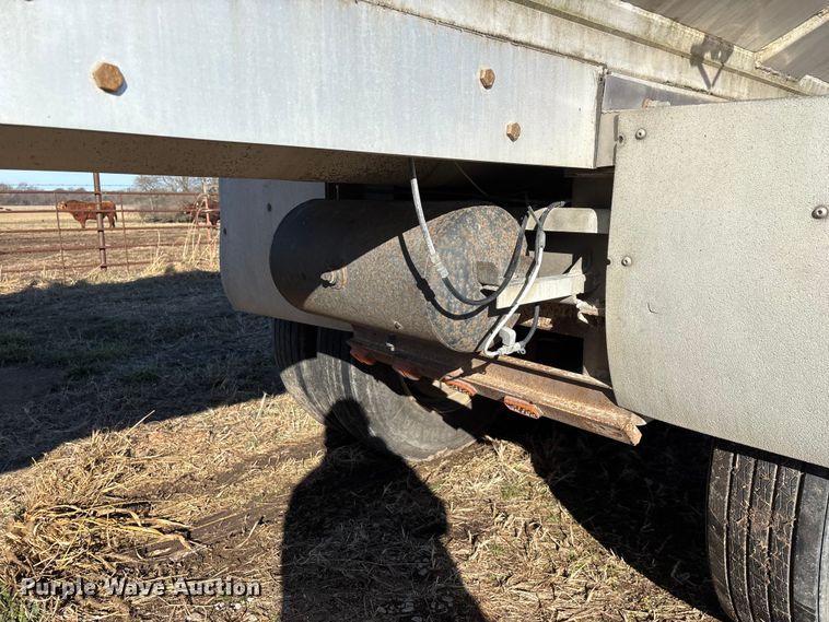 image for item FG0072 1996 CEI Pacer AT35L feed delivery trailer