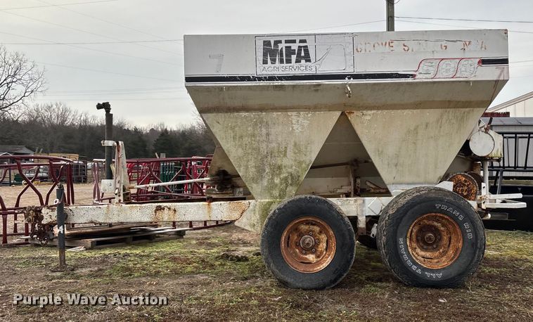 image for item FG0073 Willmar 500 spreader