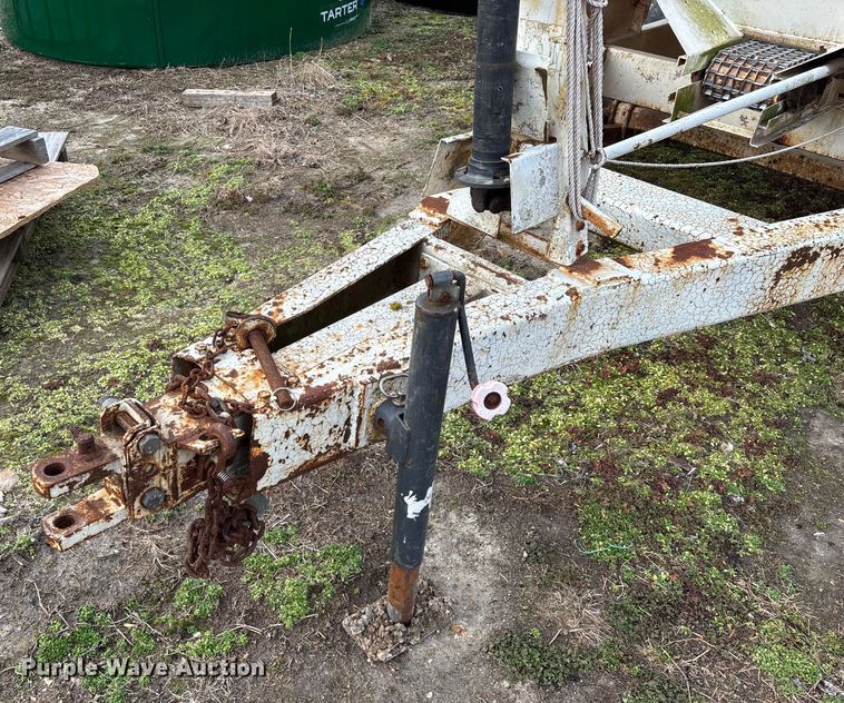 image for item FG0073 Willmar 500 spreader