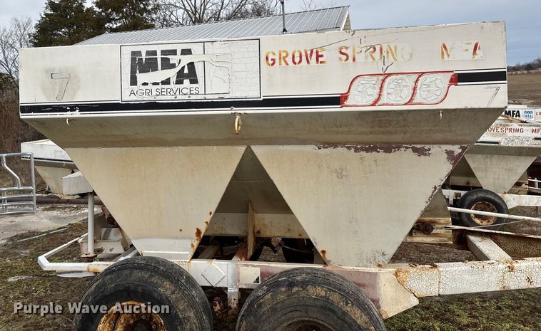 image for item FG0073 Willmar 500 spreader