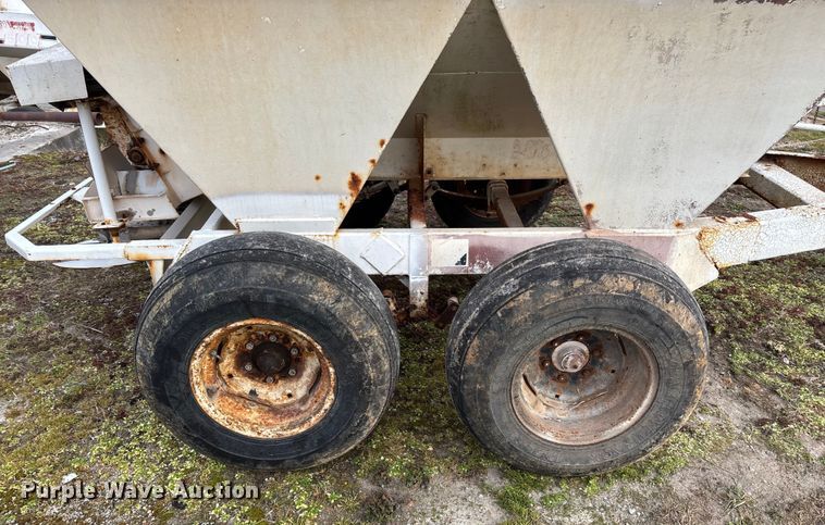 image for item FG0073 Willmar 500 spreader