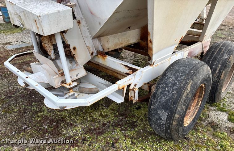 image for item FG0073 Willmar 500 spreader