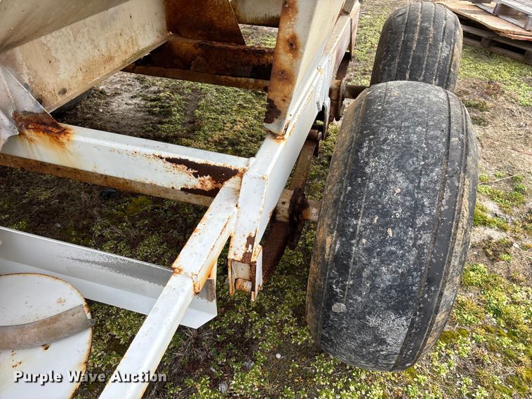 image for item FG0073 Willmar 500 spreader