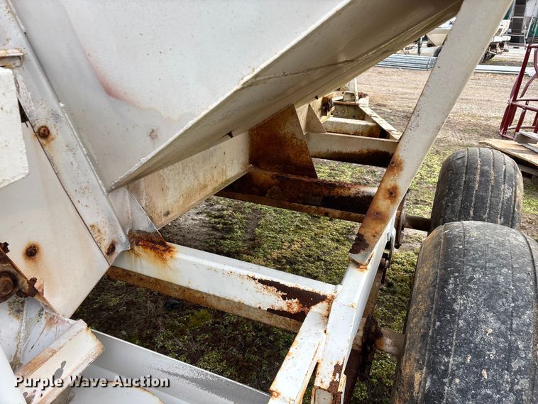 image for item FG0073 Willmar 500 spreader