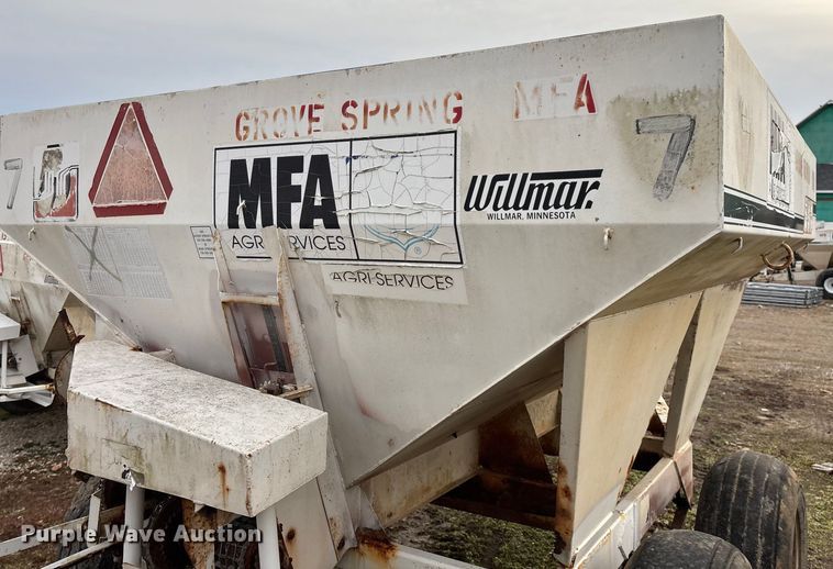 image for item FG0073 Willmar 500 spreader