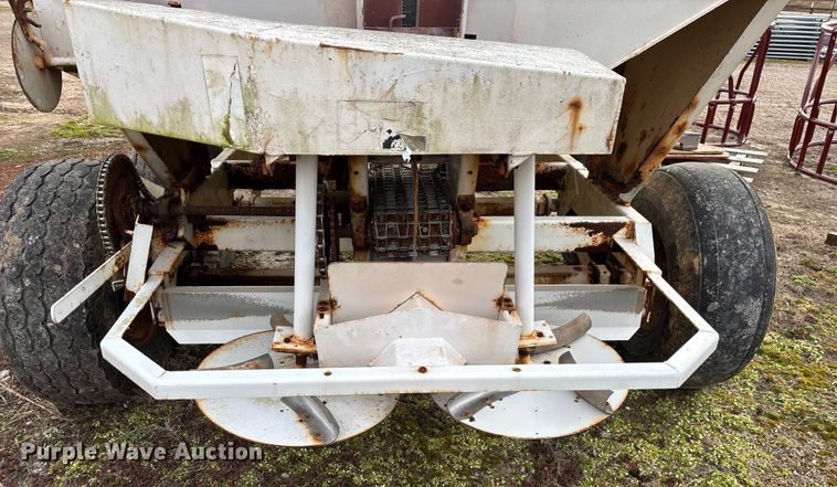 image for item FG0073 Willmar 500 spreader