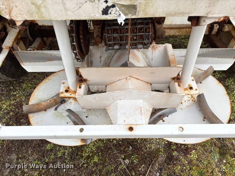 image for item FG0073 Willmar 500 spreader