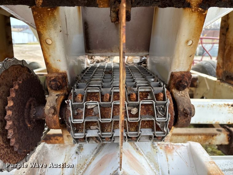 image for item FG0073 Willmar 500 spreader