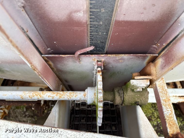 image for item FG0073 Willmar 500 spreader