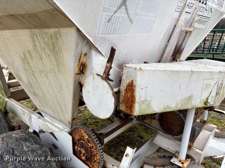 image for item FG0073 Willmar 500 spreader