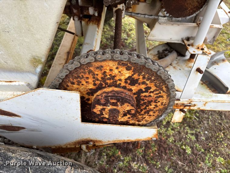 image for item FG0073 Willmar 500 spreader