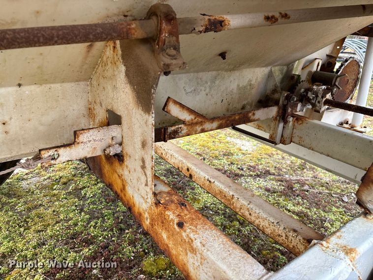 image for item FG0073 Willmar 500 spreader