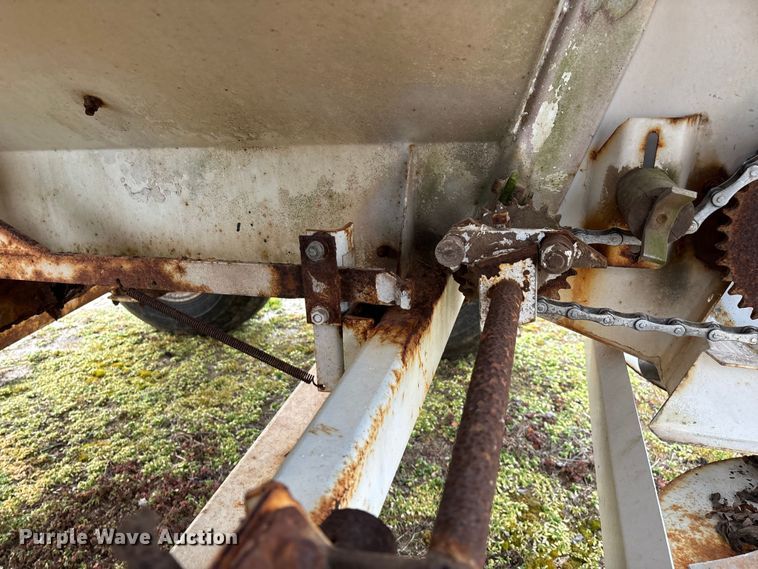 image for item FG0073 Willmar 500 spreader