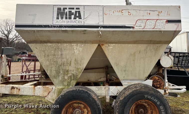 image for item FG0073 Willmar 500 spreader