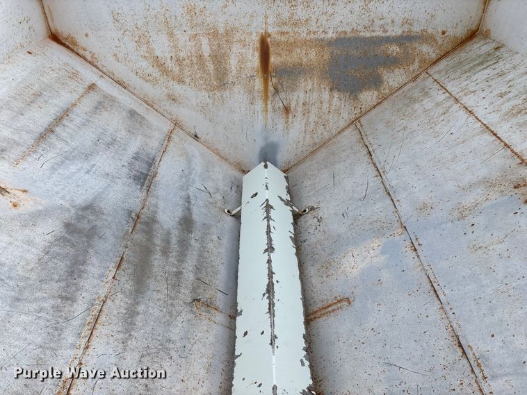 image for item FG0073 Willmar 500 spreader