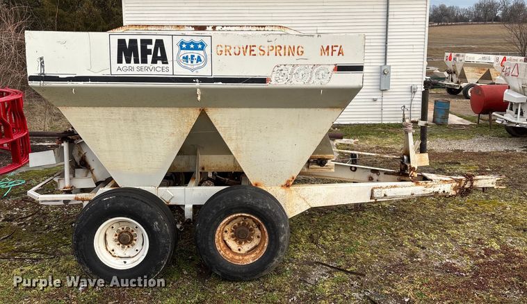 image for item FG0074 Willmar 500 spreader