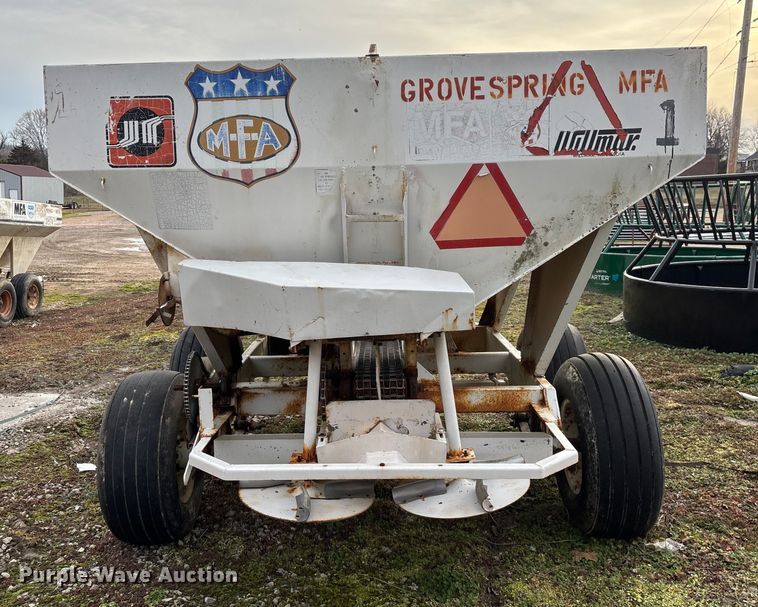 image for item FG0074 Willmar 500 spreader