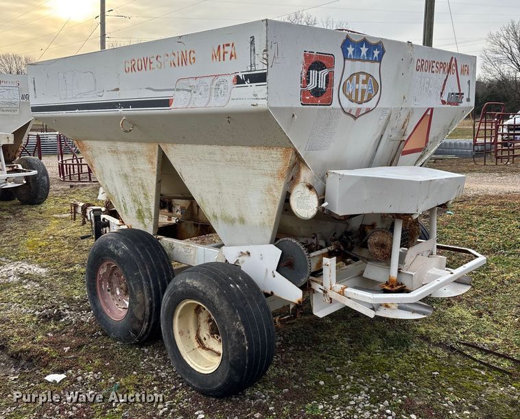 image for item FG0074 Willmar 500 spreader