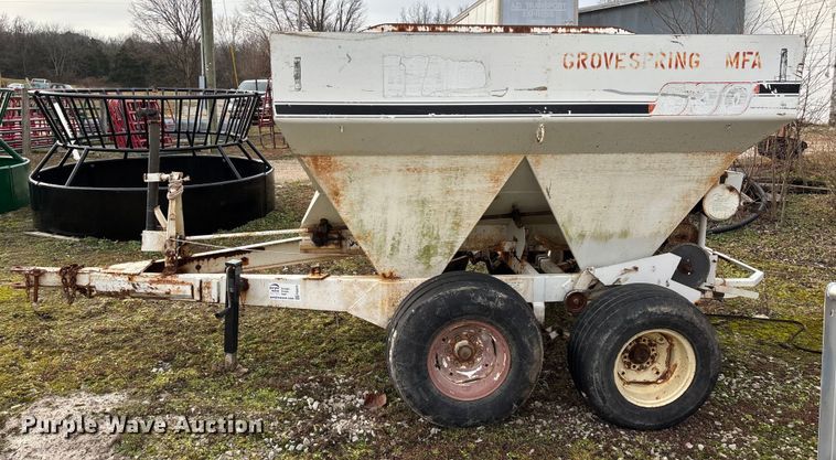 image for item FG0074 Willmar 500 spreader